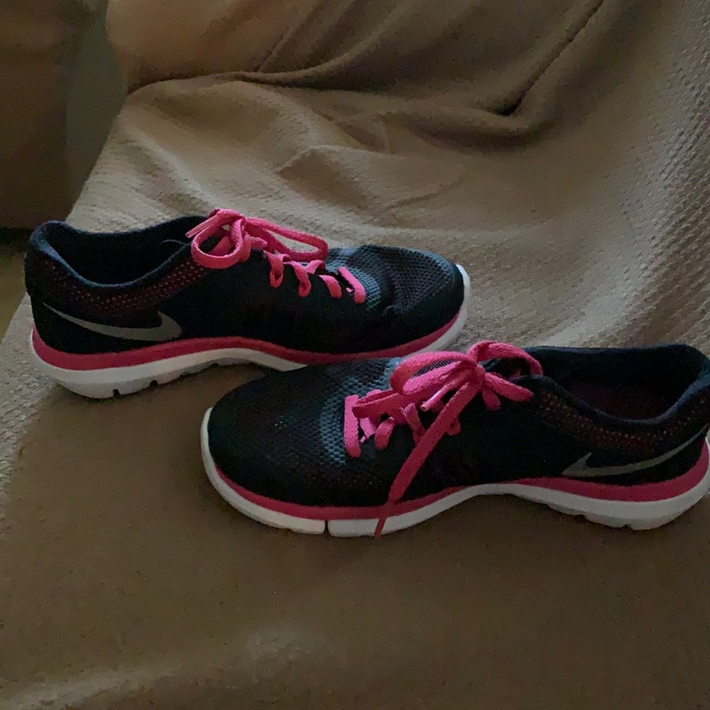 Nike women’s pink and black flex foams